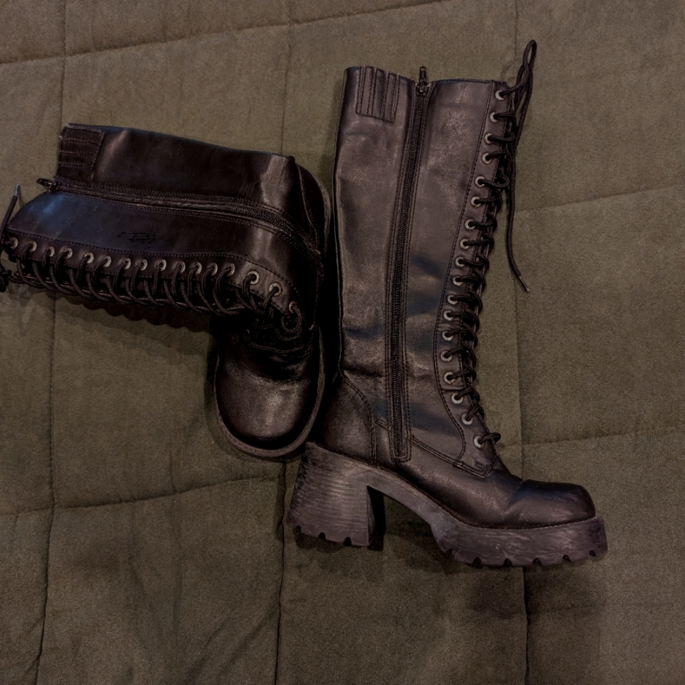Bongo boots, black, size 6. Lace up front and zipper on sides.